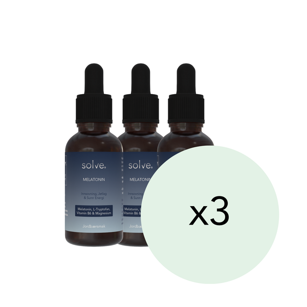 Tre flasker med Solve Melatonin dryppløsning merket x3, på hvit bakgrunn
