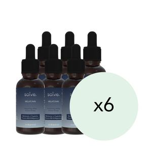 Seks flasker med Solve Melatonin dryppløsning merket x6 på hvit bakgrunn